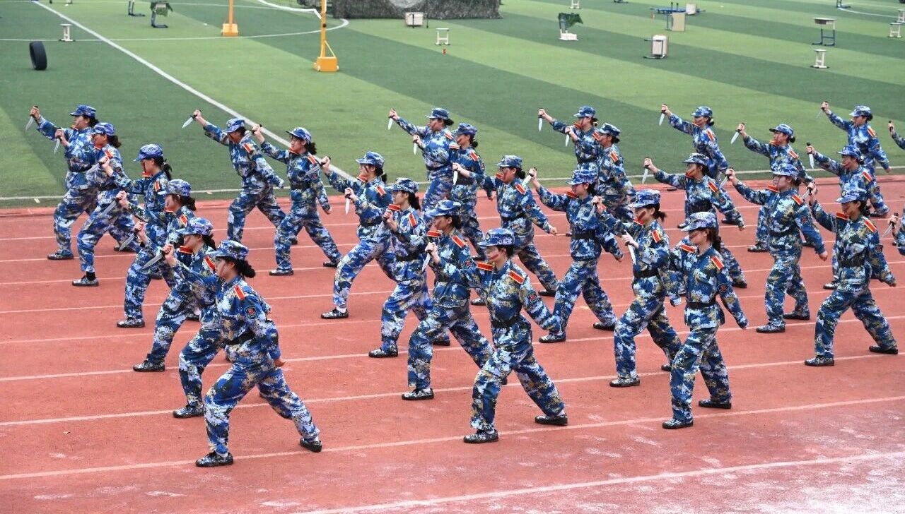 学院举行2026级高职新生军训考核暨表扬大会
