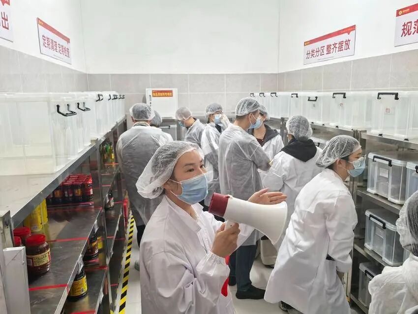 开放食堂后厨 共筑校园食品安全防线.doc