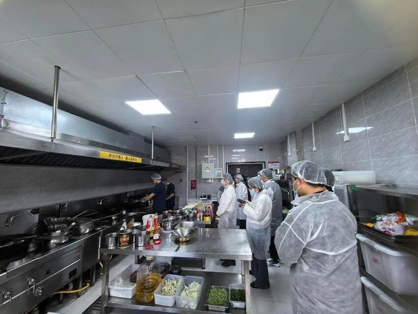 开放食堂后厨 共筑校园食品安全防线.doc