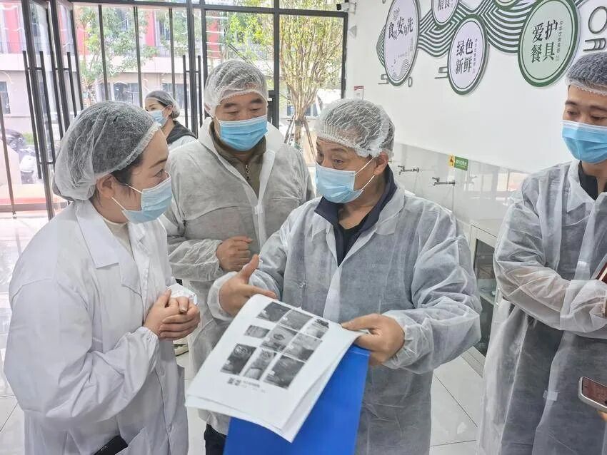 开放食堂后厨 共筑校园食品安全防线.doc
