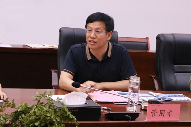 管校长.jpg