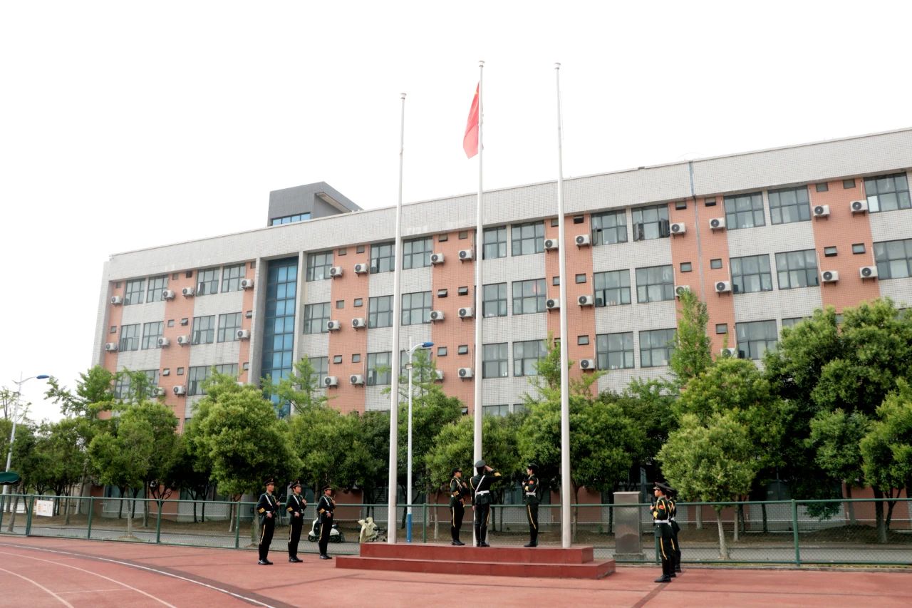 南宫体育南宫体育ng官网下载举行五月升旗仪式暨国旗下的讲话活动