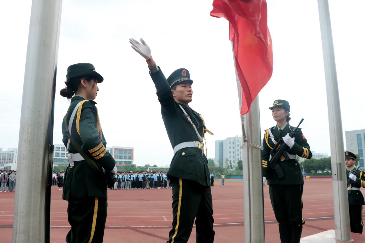 云南11选五举行六月升旗仪式暨国旗下的讲话活动