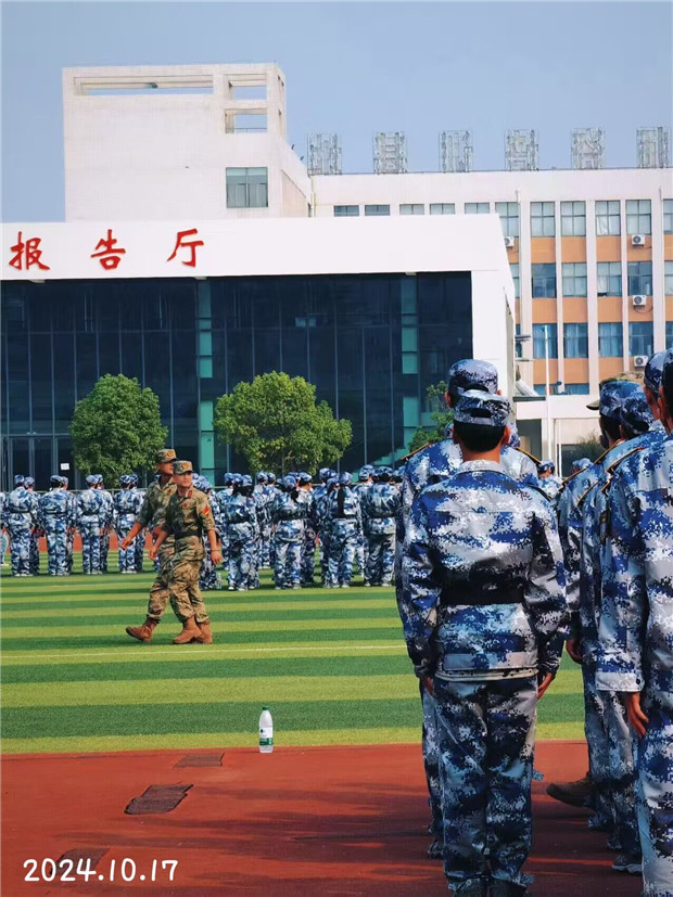 G2412+刘诚思+报告厅前军训时光