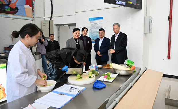 参观现代服务学院2